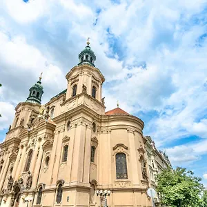 The Old Town Square & Parizska Daire Prag